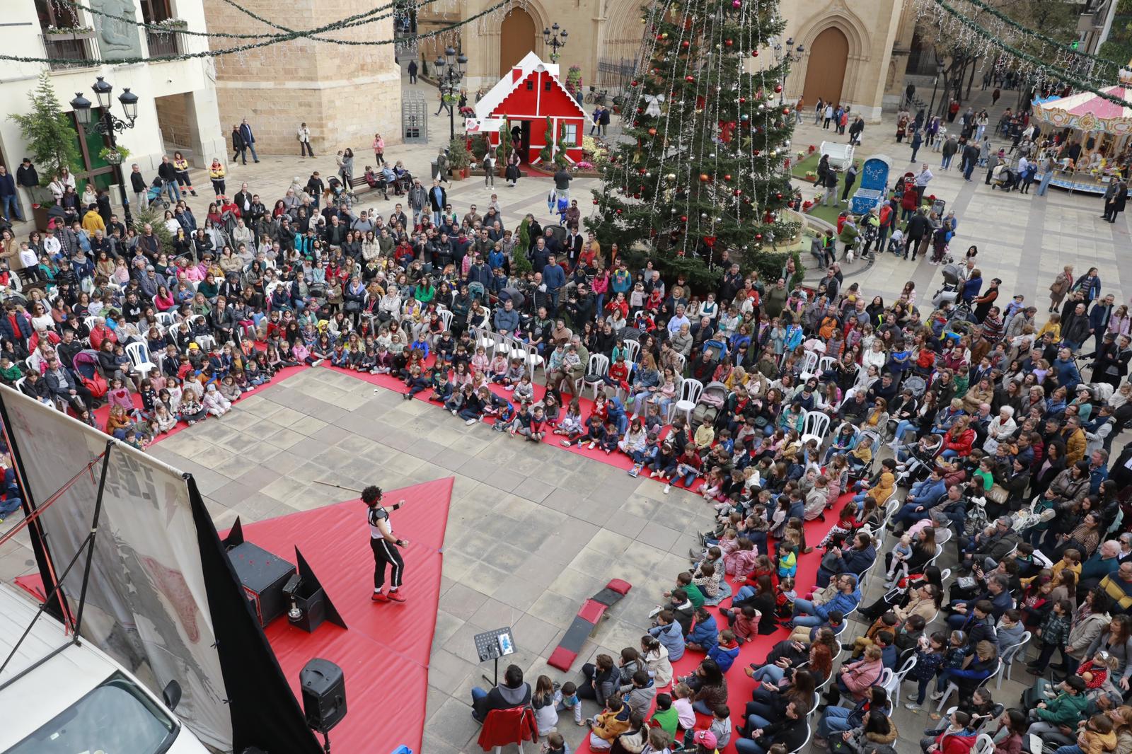 Una repleta Plaza Major ha gaudit de la primera jornada d'actuacions circenses que culminaran el dijous amb altres dues sessions, en aquesta ocasió a càrrec de les companyies Ales Circ Teatre i Projecte Kavauri