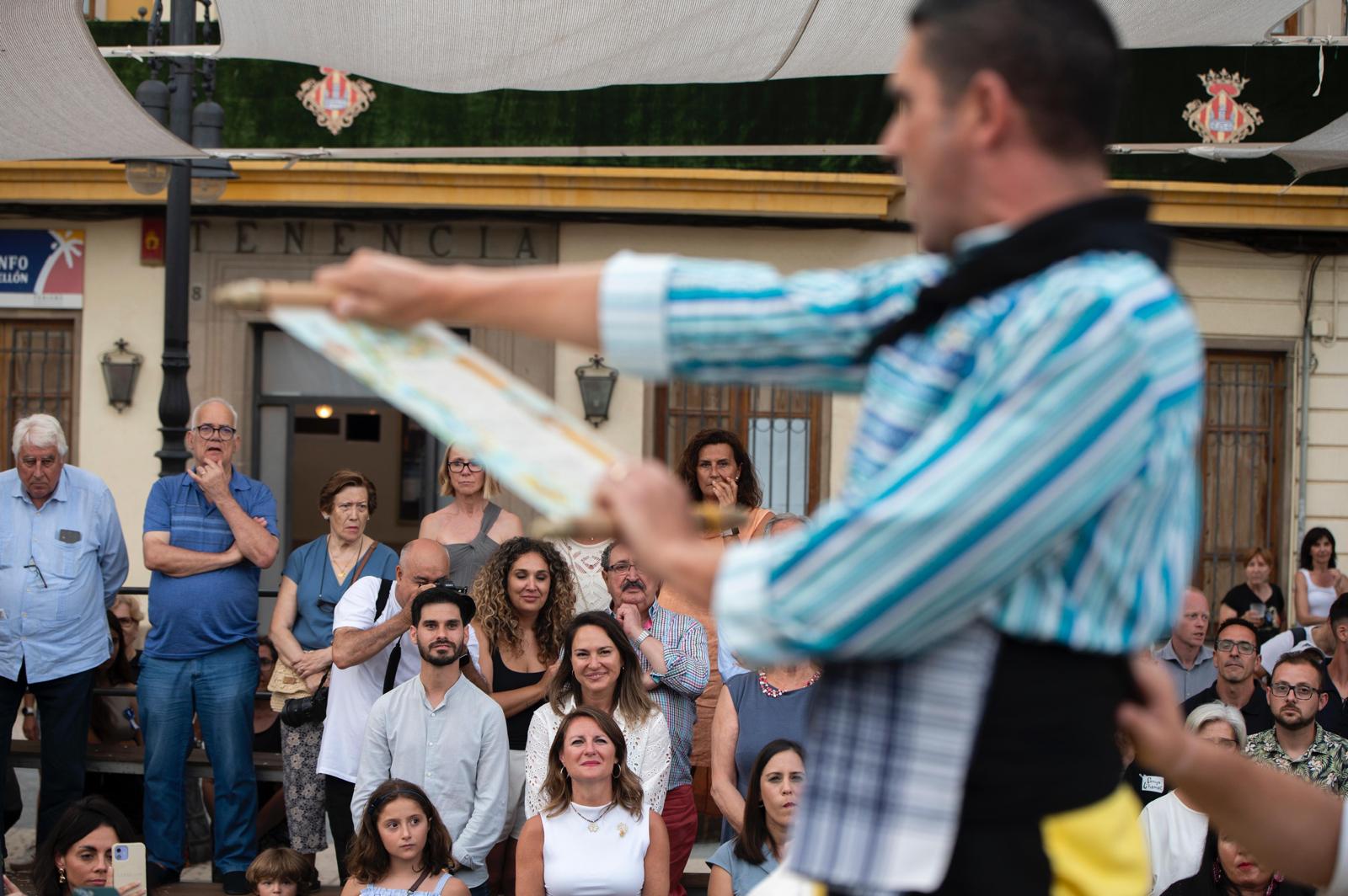 Multitud de persones assisteixen a la Cavalcada de la Mar en el Grau, una mostra de la tradició marinera