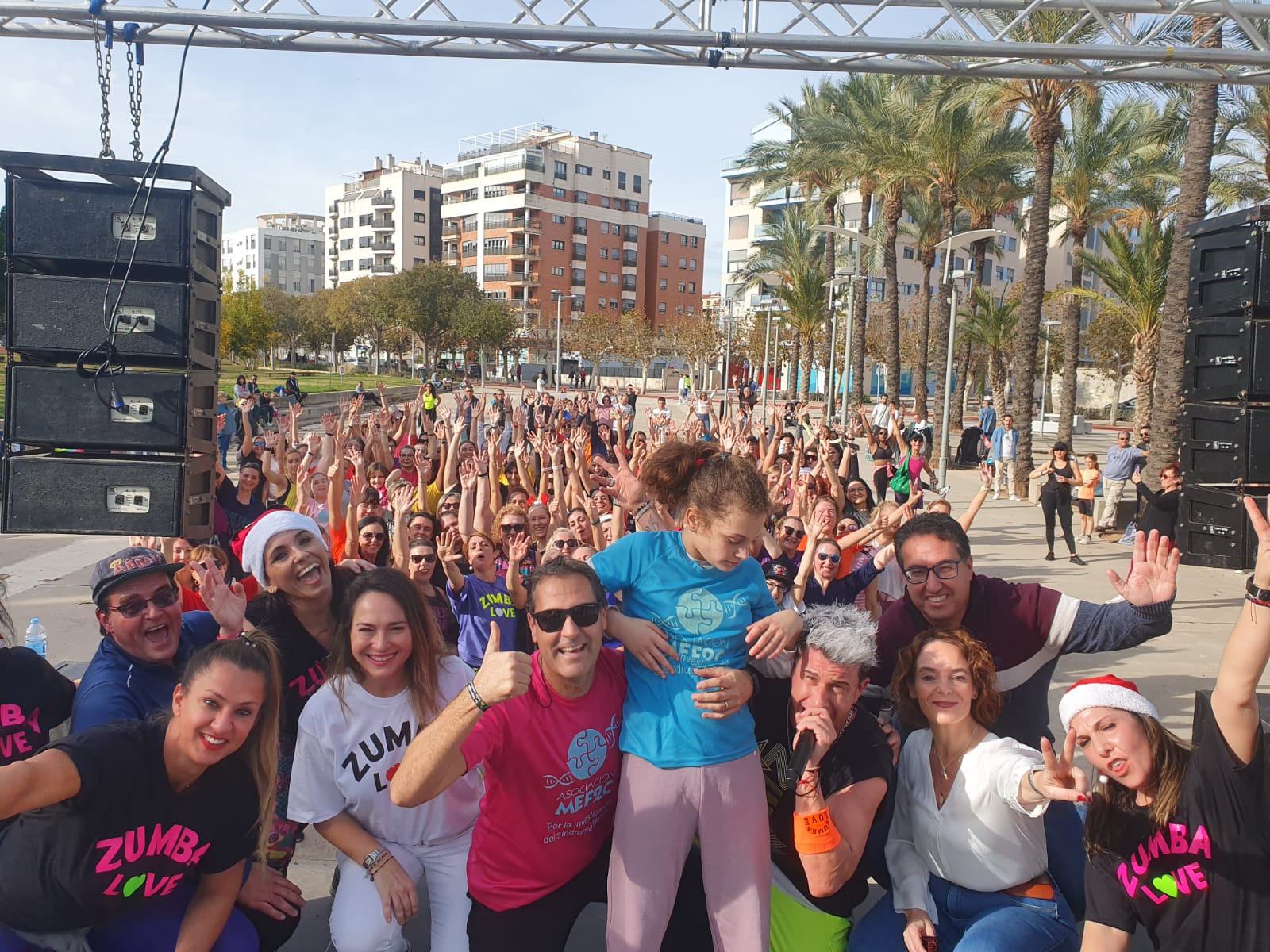 La primera ZumbaNadal solidària plena el parc de Rafalafena