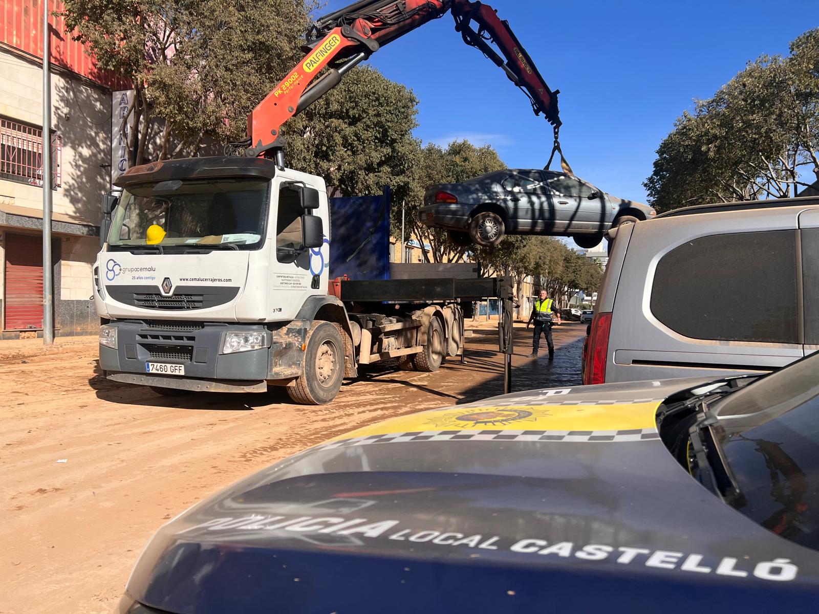 Voluntaris de la Policia Local de Castelló col·laboren hui a Aldaia en les tasques per a restablir la normalitat després de la DANA