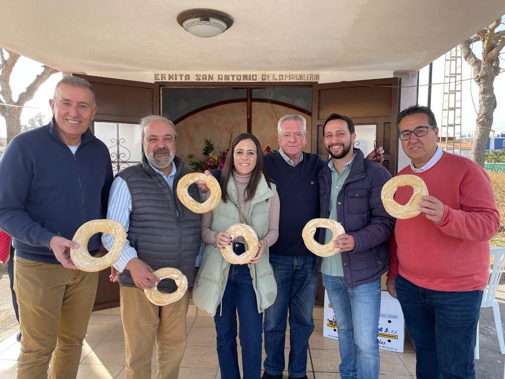 Els regidors celebren les tradicions de Sant Antoni amb els veïns de la Marjalería