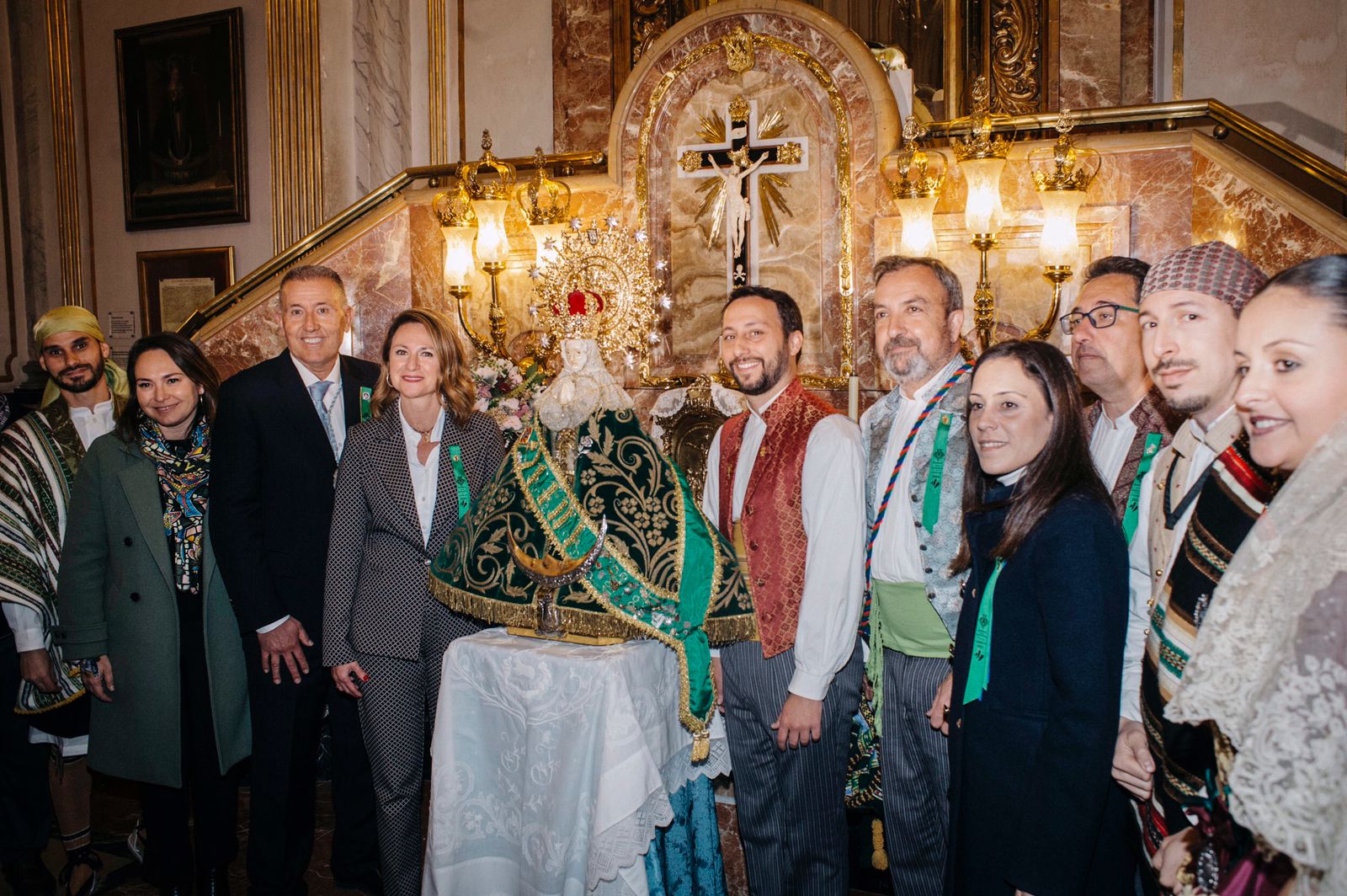 L'alcaldessa entrega la insígnia del Fadrí d’Or Honorífic a la Mare de Déu del Lledó