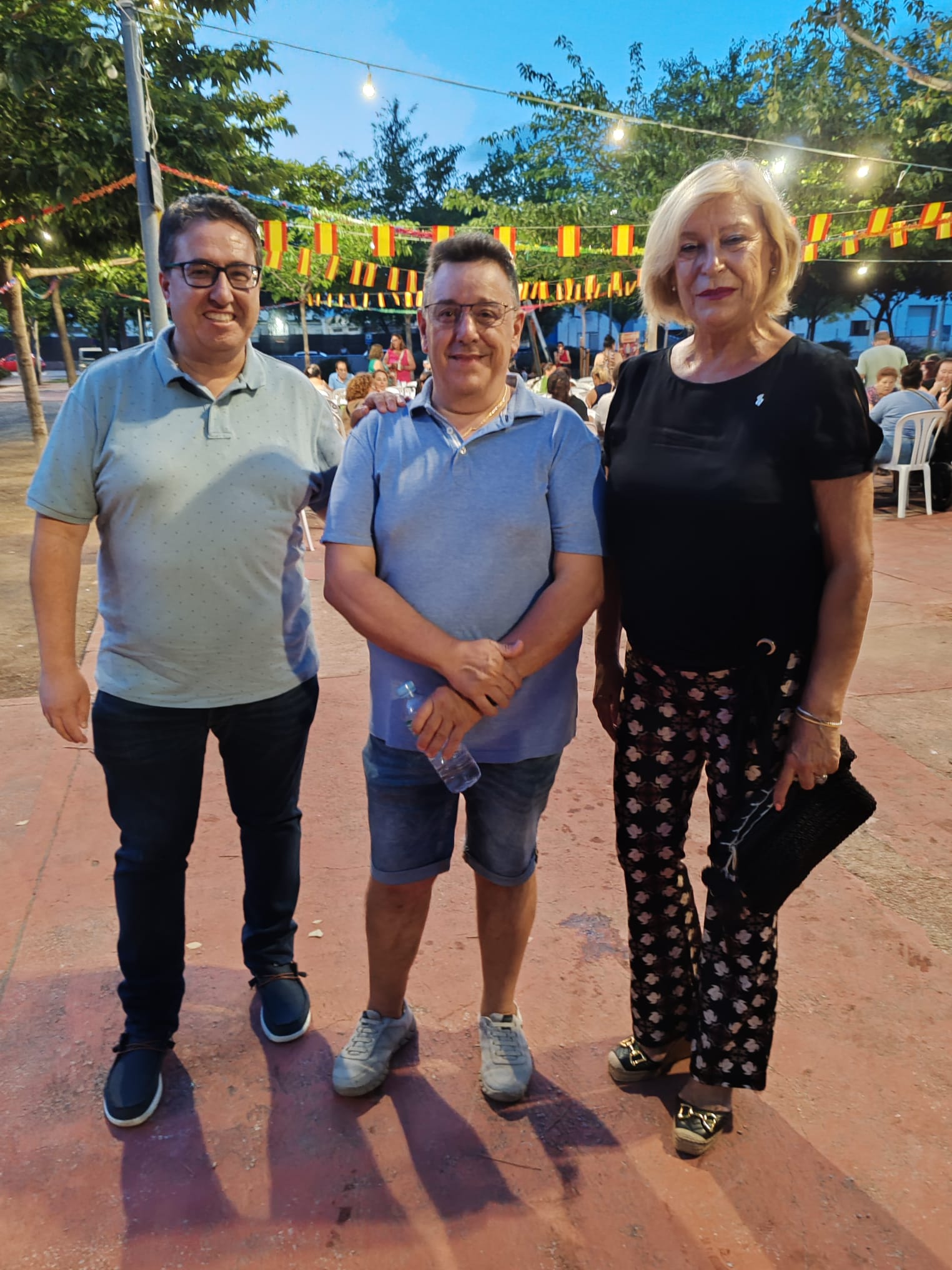 El regidor de Barris i la regidora de Gent Gran participen en el sopar de les festes del Grup Sant Bernardo