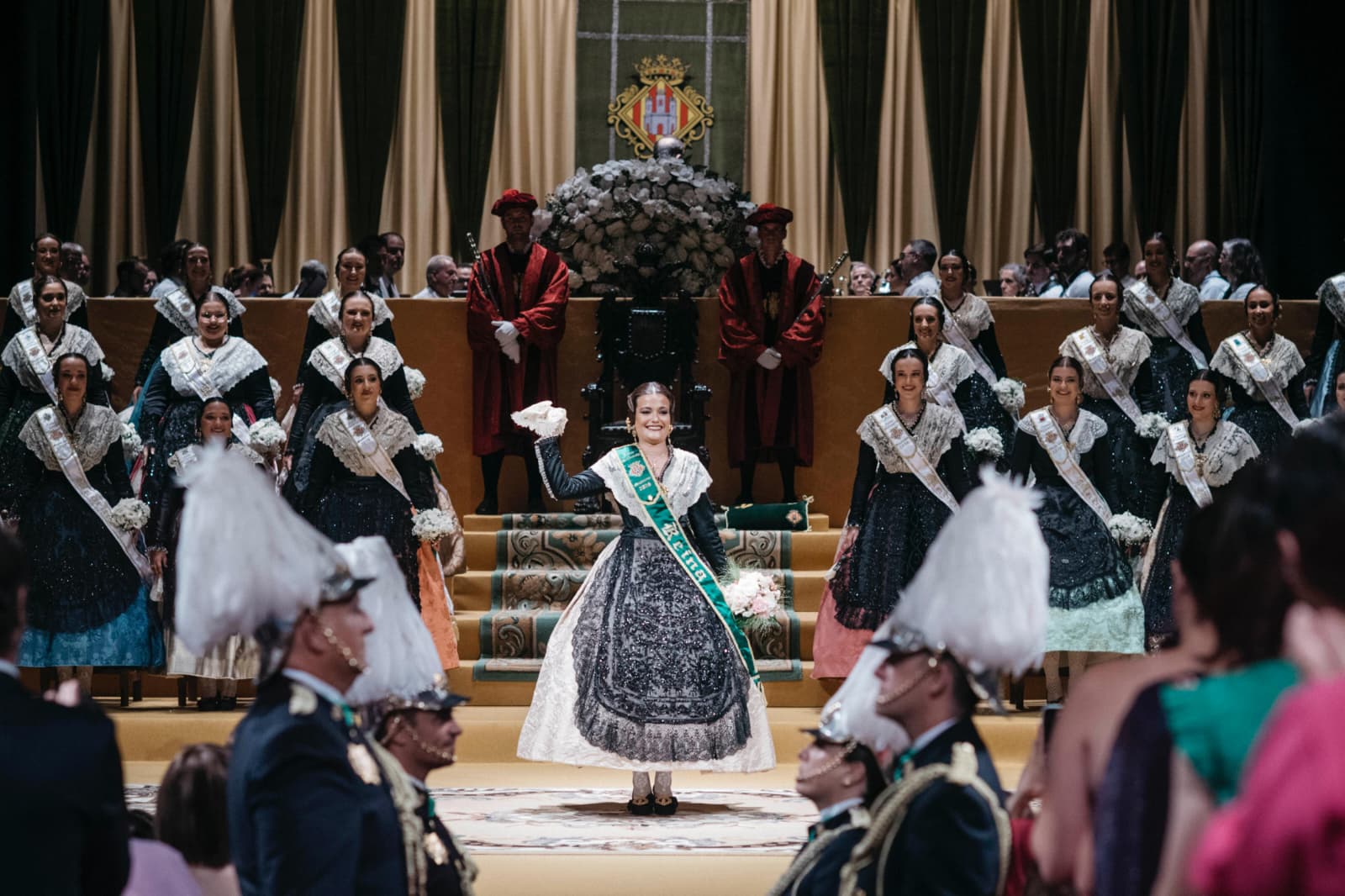 Clara Sanz recibe de la alcaldesa de Castellón la banda de Reina de las Fiestas de la ciudad 2026