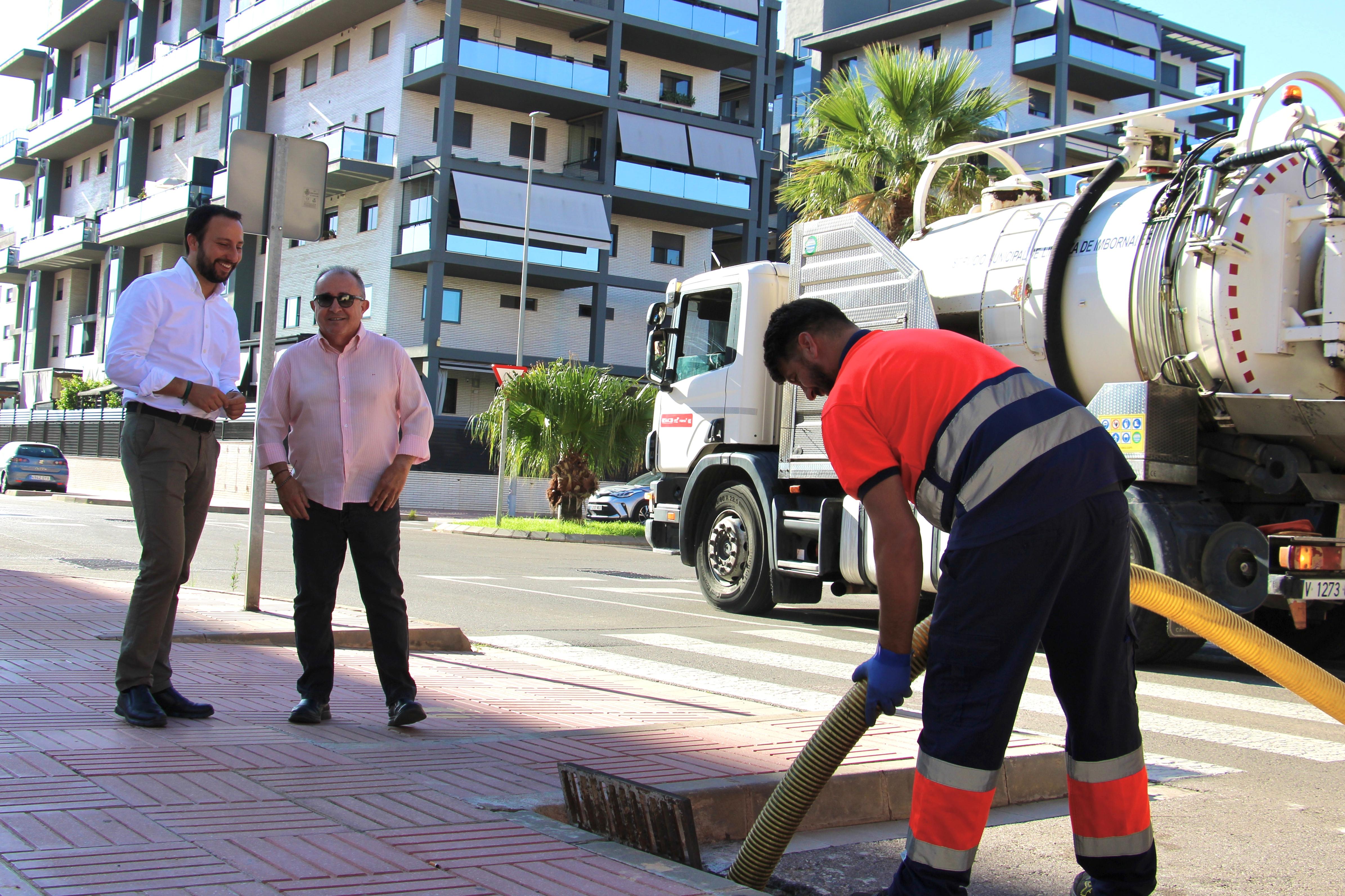 Castelló reforça les labors de neteja d'embornals per a anticipar-se a la gota freda