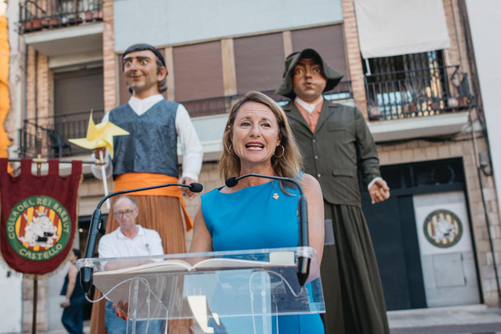 La alcaldesa se suma a la lectura del Tombatossals organizada por la colla Rei Barbut